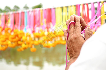 宗教的花环祷告常向金黄色的花朵或园致敬也经常向佛祖敬礼掌声图片