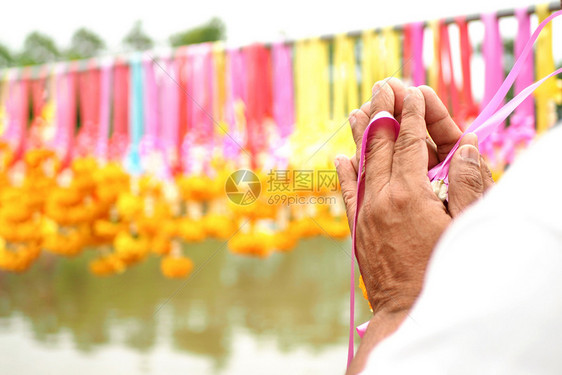 宗教的花环祷告常向金黄色的花朵或园致敬也经常向佛祖敬礼掌声图片