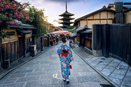 只园神社建造在日本京都YasakaPagoda和SannenZaka街穿日本传统和服的亚裔妇女图片