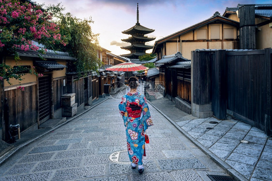 只园神社建造在日本京都YasakaPagoda和SannenZaka街穿日本传统和服的亚裔妇女图片