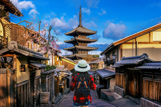 神社城市景观女孩在日本京都YasakaPagoda和SannenZaka街行走的背包女旅行者图片