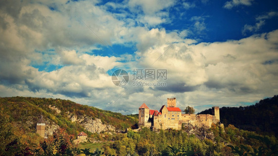 旅行建筑学哈德格在奥地利美丽的秋天风景与一个漂亮的古老哈戴格城堡图片