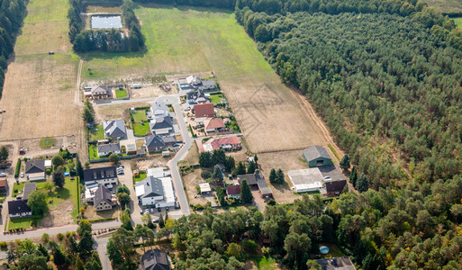 墙哪一个景观德国村庄边缘的空中观察由于指定了单家庭住房的新建筑区德国村庄的边缘日益扩大对一个德国村庄的边缘空中观察图片