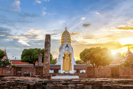 亚洲人蓝色的日落时佛像是教寺庙和在WatPhraSiRattanaMaha的主要旅游景点这些观光胜地也俗称WatYai是泰国Ph图片