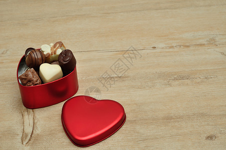 果仁糖品尝包装一颗满美味的小巧克力心形锡图片