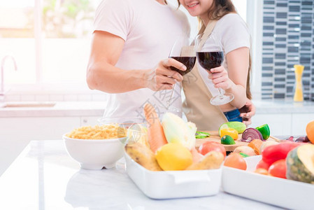 亚洲情人或侣在家厨房的里饮酒爱与幸福概念甜蜜月和情人节主题女蔬菜年轻的图片