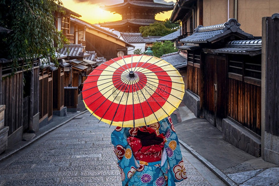 在日本京都YasakaPagoda和SannenZaka街戴雨伞的妇女穿着日本传统和服宝塔神社城市图片