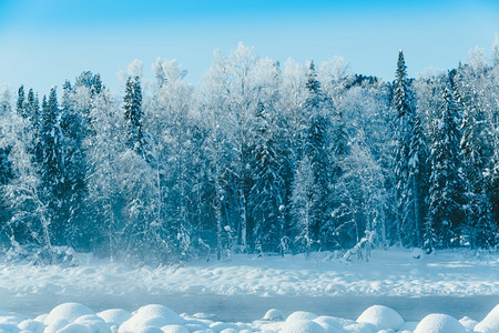 林地冬天寒冷的水中温冬河覆盖着冰冻的清晨充满了积雪的流水下图片