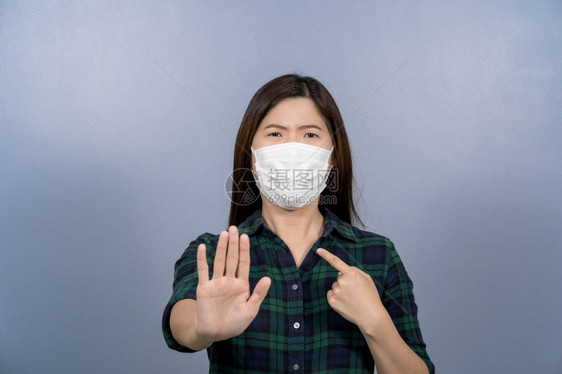 流感穿戴外科手术面具的亚洲女肖像不说对蓝色背景共生19年爆发和大流行病保健和防范毒概念的冠状感染采取行动b使用抗技术停留细菌图片