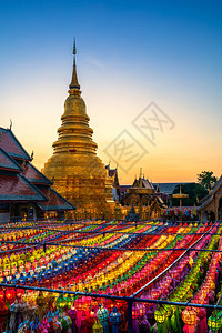 美丽的兰纳灯笼光是泰国北部的式灯笼宗教北方庆典图片