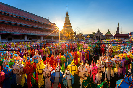 建造美丽的兰纳灯笼光是泰国北部的式灯笼佛塔庆典图片