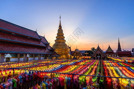 美丽的兰纳灯笼光是泰国北部的式灯笼佛教或者游客图片