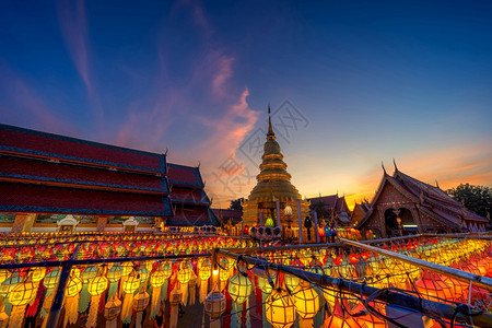 地标美丽的兰纳灯笼光是泰国北部的式灯笼或者游客图片