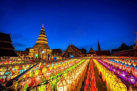 传统的蓝色美丽兰纳灯笼光是泰国北部的式灯笼丰富多彩的图片