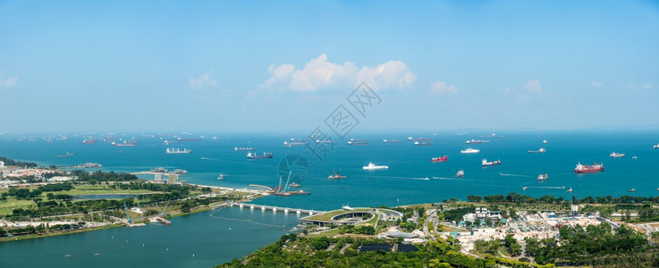 建筑学新加坡市天际和商务物流海运船克鲁德油轮进入新加坡最繁忙港口的货轮全景观新加坡市天线和商业物流航运船原油轮货运船国内的舶图片