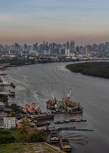 曼谷泰国20年3月6日曼谷市的美丽景色晚上在Chaopraya河沿岸的美容摩天大厦使城市现代化风格成为了现代建筑物云学图片
