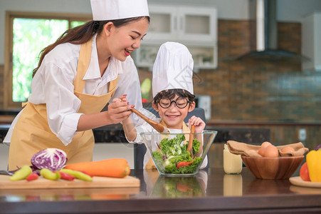 学习制作沙拉的男孩子图片