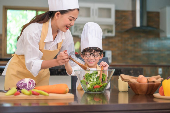 学习制作沙拉的男孩子图片