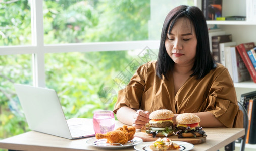 bed暴饮暴食木制的高清图片