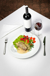 白桌布上的和上装有的葡萄和酒瓶子酱餐饮图片