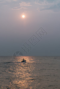 夏天渔夫Phetchaburi泰国20年3月15日泰国20年3月15日渔民和木头船被用作在海上寻找鱼类的载体旅游图片