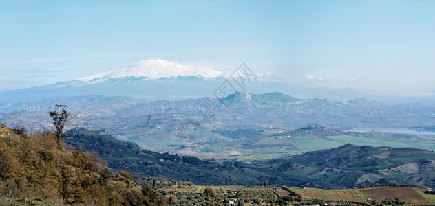 冬季西里农村景观意大利埃特纳火山雪峰乡村的蓝色岩石图片