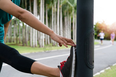 运动妇女锻炼前在伸展肌肉复古的赛跑者健康图片