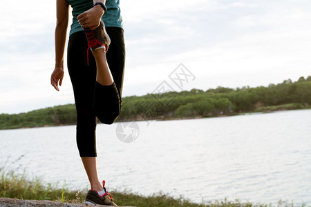 街道跑步成人运动妇女锻炼后正在伸展肌肉图片