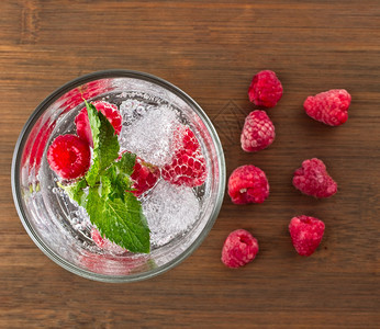 玻璃包括矿泉水草莓和薄荷脱毒剂以及新鲜的草莓和薄荷叶食物柠檬汽水冰图片