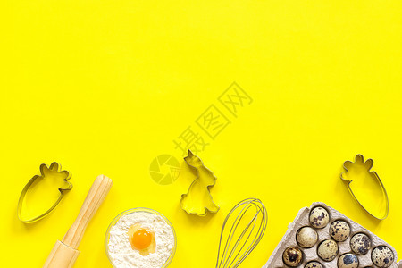 烹饪烘焙复活节组合擀面杖搅打用的拌器饼干切割鹌鹑蛋粉在黄纸背景上顶视图复制空间创意活节快乐概念文本或设计的模板烘焙复活节组合物擀图片