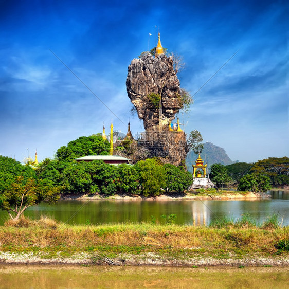 城市地点目的缅甸HpaAn的蓝色天空下闪耀的佛教KyaukKyaukKalap塔台缅甸图片