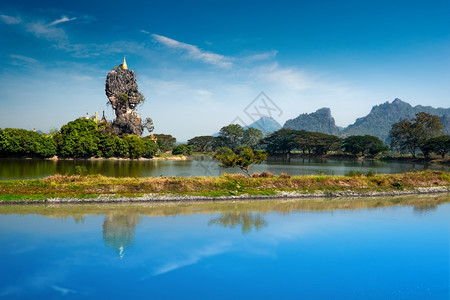 目的地缅甸HpaAn的蓝色天空下闪耀的佛教KyaukKyaukKalap塔台缅甸风景宗教的图片