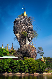 岛宗教的缅甸HpaAn的蓝色天空下闪耀的佛教KyaukKyaukKalap塔台缅甸结石图片