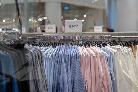 新的便宜价格销售假卖模拟在购物部商店的服装行上设置广告显示框用于购物商业时装和广告概念等活动在购物部商店铺设布板图片