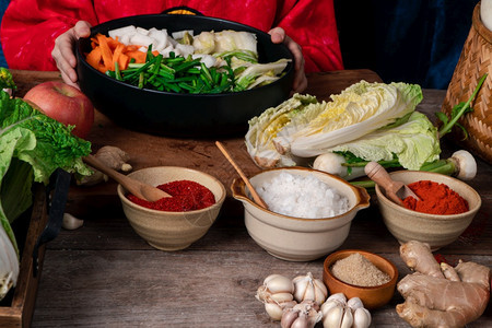 新鲜的原料和蔬菜放在桌子上用于生产金子含姜大蒜盐洋葱糖高清韩国辣椒等成分的香菜是一种健康的食物沙拉韩国人女士图片