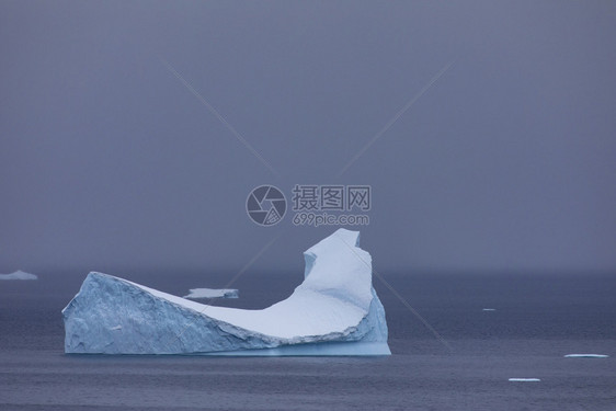 单是在南极洲平静的海中独自游着蓝泳情绪山独自的图片