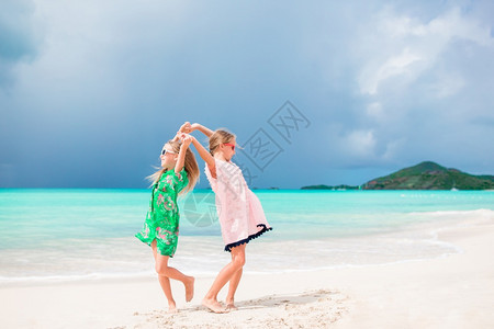 女孩在热带海滩玩图片