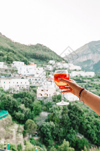 阿马尔菲海岸美丽的意大利老村庄SpritzAperol酒精饮料背景玻璃酒精饮料背景快乐的喝餐厅图片