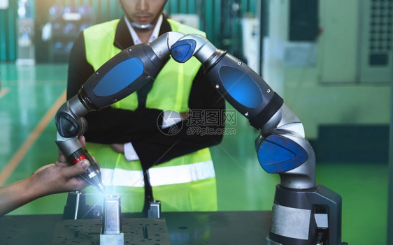 女士控制亚洲工程师男女业戴安全帽制造厂机械显示界面臂器人制造业工程师技术物联网图片