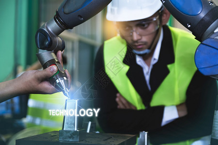 金工自动化亚洲程师男女业戴安全帽制造厂机械显示界面臂器人制造业工程师技术人造的图片
