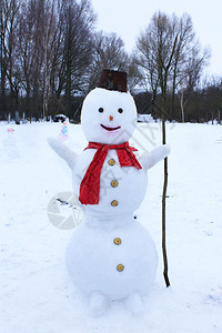 材料白色的礼物在新年雪中人欢乐的赋予圣诞象征雪人与红围巾在厨房花园雪人快乐的圣诞图片