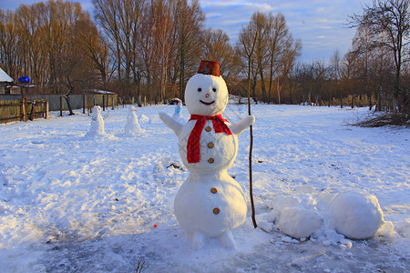 冬季在新年雪中人欢乐的赋予圣诞象征雪人与红围巾在厨房花园雪人快乐的圣诞村庄魔法图片