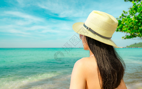 感年轻亚洲女背面的景色穿着粉红比基尼草帽和太阳镜在热带天堂沙滩上放松享受节假日夏时装美女感模特儿夏天风情时尚稻草亚洲人图片