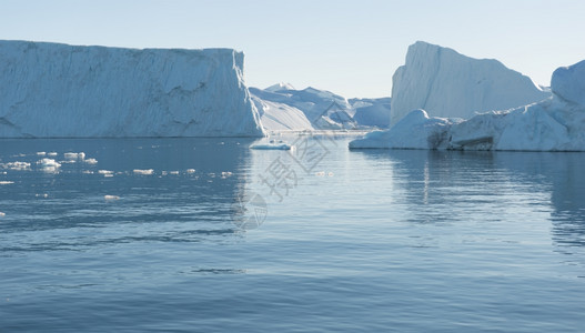 宽的冰川格陵兰岛美丽的冰山格陵兰岛美丽的冰山与蓝天峡湾图片