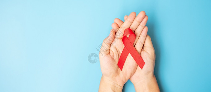 安全的捐男子持有红丝带支人们生活和疾病保健安全概念12月世界艾滋病日意识月WorldAidsDay艾滋图片