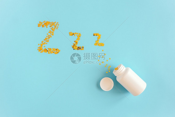 金星五彩纸屑以梦想符号ZZZ在蓝色背景上飞出白瓶子问题和安眠药顶视图平躺复制空间疲劳睡眠苏醒图片