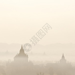 棕褐色户外古苏拉马尼和ThaBeikHmaukGuHpaya古佛教寺庙建筑的惊人日出颜色和轮廓缅甸巴甘王国旅游地貌和目的早晨图片