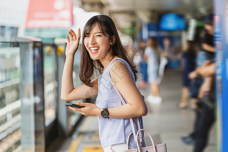 韩国人市中心轻轨青年亚洲女乘客在大城市japanesechinese朝韩生活方式和日常通勤和运输概念中旅行时为向地铁火车朋友打招图片