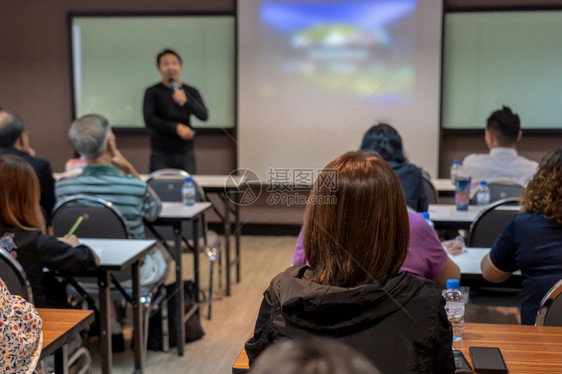 讲台在会议室前的厅大商业和教育概念的舞台上聆听亚洲发言人在讲席上随身穿便衣的口头演讲者后侧听众的声音观扬器图片