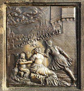 宗教财富尼波穆克圣约翰雕像的底座描绘了他生活中的景象例如圣人从桥上被扔下时等圣人之王在现代时接触这座桥给里带来好运并确保访客返回图片